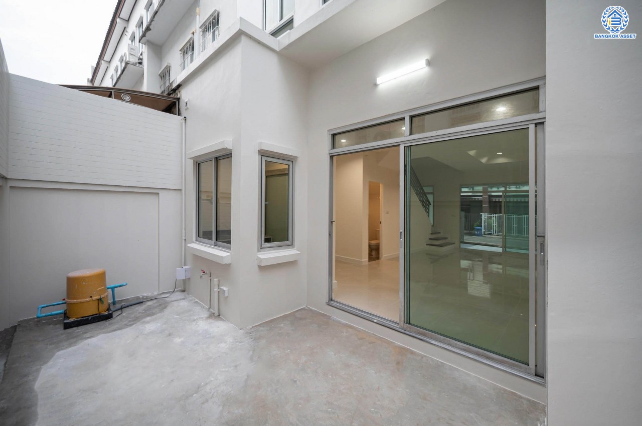 บ้านมือสองตกแต่งใหม่ โครงการ บ้านกลางเมือง มอนติคาร์โล-รัชวิภา เนื้อที่กว้าง 21.3 ตร.ว. ฟังก์ชัน 3 ห้องนอน 3 ห้องน้ำ 1 ห้องอเนกประสงค์ จอกรถได้ 2 คัน พร้อมอยู่ทันที บนทำเลเยี่ยม เชื่อมต่อถนนวิภาวดีรังสิต ใกล้รถไฟฟ้าสายสีแดง "สถานีวัดเสมียนนารี" และทางด่วน "ศรีรัช"